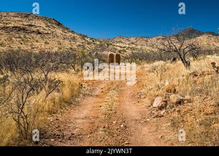 Adobe ruines à Alto Camp, Bond Canyon, Mt Hopkins Observatory à l'extrême dist, sur la droite, Salero Road, Santa Rita Mtns, Coronado National Forest, Arizona Banque D'Images