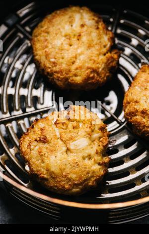 Beignets de crabe dans une friteuse à air Banque D'Images