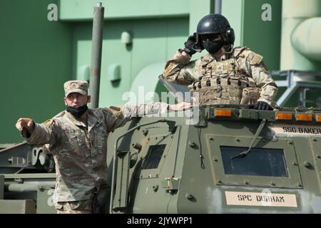 Amami, Japon. 08th septembre 2022. Les HIMARS (High Mobility Artillery Rocket System) de l'armée américaine sont vus prendre part à l'exercice militaire américain-Japon 'Orient Shield 2022' au camp Amami dans l'île d'Amami Oshima, préfecture de Kagoshima, Japon jeudi, 8 septembre 2022. Photo par Keizo Mori/UPI crédit: UPI/Alay Live News Banque D'Images