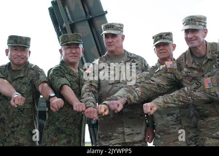 Amami, Japon. 08th septembre 2022. (G-D) Lt. Le général Ryoji Takemoto, commandant de l'armée de l'Ouest de la Force d'autodéfense au sol du Japon, le général Yoshide Yoshida, chef d'état-major de la Force d'autodéfense au sol du Japon, le général Charles A. Flynn, commandant général de l'armée américaine du Pacifique, Scott A. Brzak, sergent-major de l'armée américaine du Pacifique et le général Joel Vowell(R), Le commandant de l'armée américaine au Japon pose pour caméra lors d'une conférence de presse au camp Amami dans l'île d'Amami Oshima, préfecture de Kagoshima, au Japon, jeudi, 8 septembre 2022. Photo par Keizo Mori/UPI crédit: UPI/Alay Live News Banque D'Images