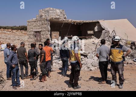 Hafsarjah, Syrie. 08th septembre 2022. Les gens cherchent des survivants sous les décombres d'un bâtiment qui a été visé par une attaque aérienne russe dans le village de Hafsarjah, dans la campagne occidentale du gouvernorat d'Idlib. Au moins sept personnes ont été tuées et 15 autres blessées lors des frappes visant une carrière de pierre et une maison, a rapporté un groupe de surveillance. Credit: Aras Alkharboutli/dpa/Alamy Live News Banque D'Images