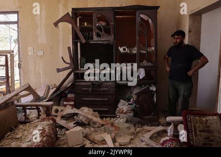 Hafsarjah, Syrie. 08th septembre 2022. Un homme examine les dommages à l'intérieur d'un bâtiment qui a été visé par un raid aérien russe dans le village de Hafsarjah, dans la campagne occidentale du gouvernorat d'Idlib. Au moins sept personnes ont été tuées et 15 autres blessées lors des frappes visant une carrière de pierre et une maison, a rapporté un groupe de surveillance. Credit: Aras Alkharboutli/dpa/Alamy Live News Banque D'Images