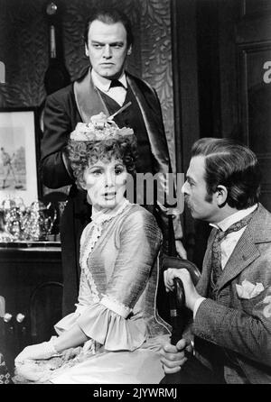 Keith Michell (Sherlock Holmes - arrière), Susan Hampshire (Irene St Claire), Denis Lill (John Watson, MD) dans LA CRUCIFÈRE de SANG par Paul Giovanni au Théâtre Royal Haymarket, Londres SW1 15/03/1979 adapté par Paul Giovanni du roman «le signe des quatre» de Arthur Conan Doyle design: John Wulp costumes: Judith Bland éclairage: David Hersey & Mark Pritchard réalisateur: Paul Giovanni Banque D'Images