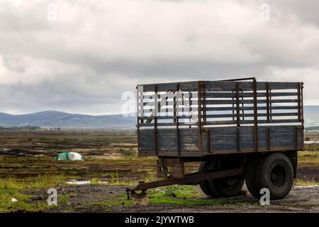 Une remorque abandonnée à Bangor Erris bog. La remorque a été utilisée pour transporter des sods de gazon. Banque D'Images