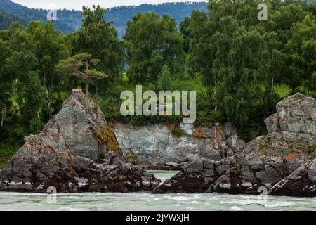 Une rivière de montagne à écoulement rapide, large et pleine. De grandes pierres sortent de l'eau. Grande rivière de montagne Katun, couleur turquoise, dans le mont Altai Banque D'Images