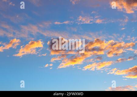 Ciel avec nuages à coucher du soleil Banque D'Images