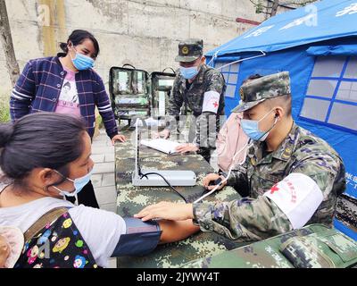 Chengdu, province chinoise du Sichuan. 7th septembre 2022. Les sauveteurs fournissent des services médicaux aux personnes du comté de Luding, dans la province du Sichuan, dans le sud-ouest de la Chine, le 7 septembre 2022. Credit: Li Tianbiao/Xinhua/Alay Live News Banque D'Images