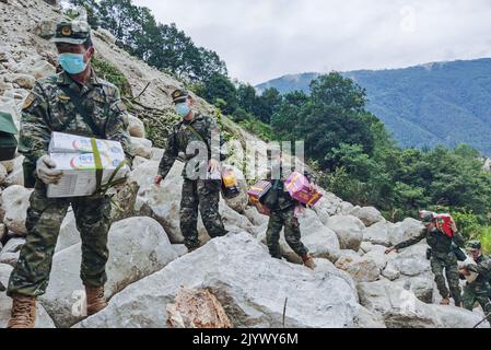 Chengdu, province chinoise du Sichuan. 7th septembre 2022. Les sauveteurs envoient des secours en cas de tremblement de terre à la ville de Moxi dans le comté de Luding, dans la province du Sichuan, dans le sud-ouest de la Chine, le 7 septembre 2022. Crédit : chanson Kelin/Xinhua/Alay Live News Banque D'Images