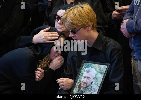 Kiev, Ukraine. 07th septembre 2022. Les parents du militaire ukrainien Vyacheslav Nalyvayko pleurent lors de la cérémonie funéraire au Monastère Golden-Domed de Saint-Michel. Vyacheslav Nalyvayko a été tué lors de batailles avec des troupes russes dans la région de Kherson. En 24 février, les troupes russes ont envahi le territoire ukrainien en commençant un conflit qui a provoqué la destruction et une crise humanitaire. (Photo par Oleksii Chumachenko/SOPA image/Sipa USA) crédit: SIPA USA/Alay Live News Banque D'Images