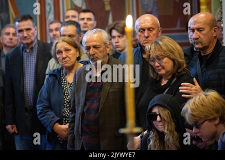 Kiev, Ukraine. 07th septembre 2022. Des parents et des amis du militaire ukrainien Vyacheslav Nalyvayko assistent à la cérémonie funéraire du monastère Golden-Domed de Saint-Michel. Vyacheslav Nalyvayko a été tué lors de batailles avec des troupes russes dans la région de Kherson. En 24 février, les troupes russes ont envahi le territoire ukrainien en commençant un conflit qui a provoqué la destruction et une crise humanitaire. (Photo par Oleksii Chumachenko/SOPA image/Sipa USA) crédit: SIPA USA/Alay Live News Banque D'Images