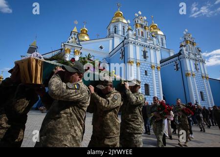 Kiev, Ukraine. 07th septembre 2022. Les militaires ukrainiens portent le cercueil du militaire ukrainien Vyacheslav Nalyvayko lors de la cérémonie funéraire au Monastère Golden-Domed de Saint-Michel. Vyacheslav Nalyvayko a été tué lors de batailles avec des troupes russes dans la région de Kherson. En 24 février, les troupes russes ont envahi le territoire ukrainien en commençant un conflit qui a provoqué la destruction et une crise humanitaire. (Photo par Oleksii Chumachenko/SOPA image/Sipa USA) crédit: SIPA USA/Alay Live News Banque D'Images