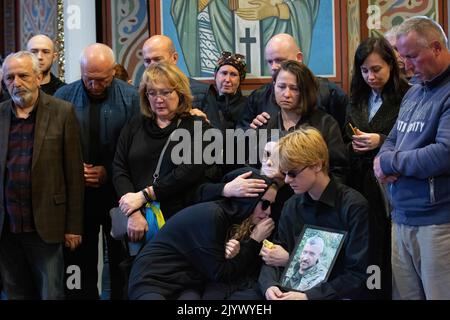 Kiev, Ukraine. 07th septembre 2022. Des parents et des amis du militaire ukrainien Vyacheslav Nalyvayko assistent à la cérémonie funéraire du monastère Golden-Domed de Saint-Michel. Vyacheslav Nalyvayko a été tué lors de batailles avec des troupes russes dans la région de Kherson. En 24 février, les troupes russes ont envahi le territoire ukrainien en commençant un conflit qui a provoqué la destruction et une crise humanitaire. (Photo par Oleksii Chumachenko/SOPA image/Sipa USA) crédit: SIPA USA/Alay Live News Banque D'Images