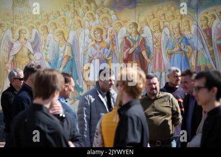 Kiev, Ukraine. 07th septembre 2022. Des parents et des amis du militaire ukrainien Vyacheslav Nalyvayko assistent à la cérémonie funéraire du monastère Golden-Domed de Saint-Michel. Vyacheslav Nalyvayko a été tué lors de batailles avec des troupes russes dans la région de Kherson. En 24 février, les troupes russes ont envahi le territoire ukrainien en commençant un conflit qui a provoqué la destruction et une crise humanitaire. (Photo par Oleksii Chumachenko/SOPA image/Sipa USA) crédit: SIPA USA/Alay Live News Banque D'Images