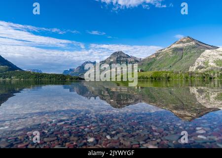 Vue en grand angle de Driftwood Beach avec des roches colorées dans le parc national des Lacs-Waterton du Canada Banque D'Images