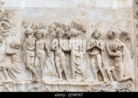 Jugement dernier, Apocalypse (par Lorenzo Maitani, 14th siècle) - détail - Bas-relief du pilier 4th - façade de la cathédrale d'Orvieto - Ombrie - Italie Banque D'Images