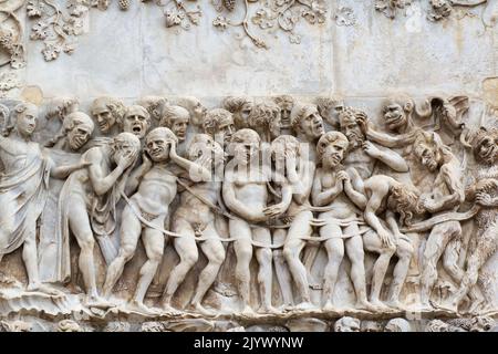 Jugement dernier, Apocalypse (par Lorenzo Maitani, 14th siècle) - détail - Bas-relief du pilier 4th - façade de la cathédrale d'Orvieto - Ombrie - Italie Banque D'Images