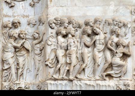 Jugement dernier, Apocalypse (par Lorenzo Maitani, 14th siècle) - détail - Bas-relief du pilier 4th - façade de la cathédrale d'Orvieto - Ombrie - Italie Banque D'Images