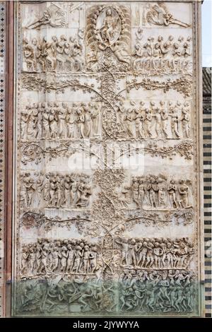 Jugement dernier, Apocalypse (par Lorenzo Maitani, 14th siècle) - détail - Bas-relief du pilier 4th - façade de la cathédrale d'Orvieto - Ombrie - Italie Banque D'Images