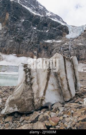 Grande portion de glace glaciaire au Mt. Le lac Edith Cavell et le sentier du sentier des Glaciers dans le parc national Jasper Banque D'Images