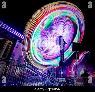 La promenade au cœur de la « zone de jeu » à la foire de rue annuelle de St Giles, Oxford. Banque D'Images