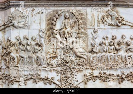 Jugement dernier, Apocalypse (par Lorenzo Maitani, 14th siècle) - détail - Bas-relief du pilier 4th - façade de la cathédrale d'Orvieto - Ombrie - Italie Banque D'Images