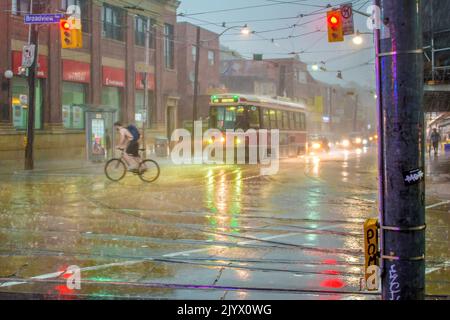 Jour des pluies à Toronto: Pendant l'été 2015, la ville a eu deux alertes de chaleur extrême et parfois ils sont accompagnés par le temps tropical (rapide Banque D'Images