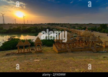 Beau coucher de soleil à Bada Bagh ou Barabagh, signifie Big Garden, est un complexe de jardin à Jaisalmer, Rajasthan, Inde, Royal cenotaphes pour les souvenirs des rois Banque D'Images