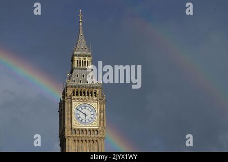 Un double arc-en-ciel est vu au-dessus de la Tour Elizabeth à Westminster, Londres, après une douche à effet pluie. Date de la photo: Jeudi 8 septembre 2022. Banque D'Images