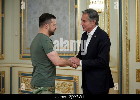 Kiev, Ukraine. 08th septembre 2022. Le président ukrainien Volodymyr Zelenskyy, à gauche, tremble la main avec le secrétaire d’État américain Tony Blinken, à droite, avant leur réunion bilatérale au Palais Mariinsky, à 8 septembre 2022, à Kiev, en Ukraine. Crédit: Sarsenov Daniiar/Bureau de presse présidentiel ukrainien/Alamy Live News Banque D'Images