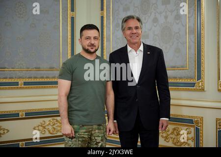 Kiev, Ukraine. 08th septembre 2022. Le président ukrainien Volodymyr Zelenskyy, à gauche, est aux côtés du secrétaire d’État américain Tony Blinken, à droite, avant leur réunion bilatérale au Palais Mariinsky, à 8 septembre 2022, à Kiev, en Ukraine. Crédit: Sarsenov Daniiar/Bureau de presse présidentiel ukrainien/Alamy Live News Banque D'Images