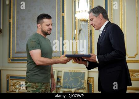 Kiev, Ukraine. 08th septembre 2022. Le président ukrainien Volodymyr Zelenskyy, à gauche, présente le secrétaire d'État américain Tony Blinken, à droite, avec l'ordre de Yaroslav le Sage du II degré à Blinken au Palais Mariinsky, 8 septembre 2022 à Kiev, en Ukraine. Crédit: Sarsenov Daniiar/Bureau de presse présidentiel ukrainien/Alamy Live News Banque D'Images