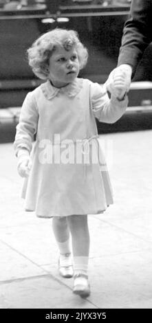 Photo du dossier datée du 29/05/1930 de la princesse Elizabeth (plus tard la reine Elizabeth II) au Royal Tournament, à Olympia, Londres. La Reine est décédée pacifiquement à Balmoral cet après-midi, a annoncé Buckingham Palace. Date de publication : jeudi 8 septembre 2022. Banque D'Images