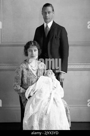 Photo du dossier datée du 29/04/1926 du duc et de la duchesse de York avec leur fille la princesse Elizabeth (plus tard la reine Elizabeth II). La Reine est décédée pacifiquement à Balmoral cet après-midi, a annoncé Buckingham Palace. Date de publication : jeudi 8 septembre 2022. Banque D'Images