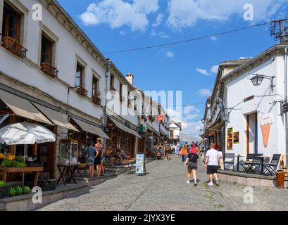 Rue pavée dans le centre-ville historique, Gjirokastra (Gjirokaster), Albanie Banque D'Images