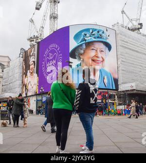 Londres, Royaume-Uni 6th février 2022.Les écrans Piccadilly Lights de Piccadilly Circus marquent le Jubilé platine de la Reine.La reine Elizabeth II est le premier monarque britannique à célébrer 70 ans de service, avec des événements prévus tout au long de l'année.Credit: Vuk Valcic / Alamy Live News Banque D'Images