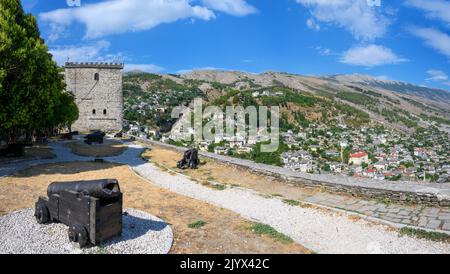 Vue depuis les murs du château de Gjirokastra donnant sur la ville, Gjirokastra (Gjirokaster), Albanie Banque D'Images