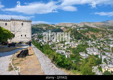 Vue depuis les murs du château de Gjirokastra donnant sur la ville, Gjirokastra (Gjirokaster), Albanie Banque D'Images