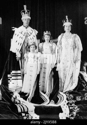Photo du dossier datée du 12/05/1937 du roi George VI et de la reine Elizabeth avec leurs filles la princesse Elizabeth (plus tard la reine Elizabeth II) et la princesse Margaret Rose après le couronnement du duc de York en tant que roi George VI La Reine est décédée pacifiquement à Balmoral cet après-midi, a annoncé Buckingham Palace. Date de publication : jeudi 8 septembre 2022. Banque D'Images