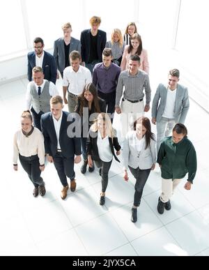 vue de dessus. un groupe de jeunes employés entrant dans un nouveau bureau Banque D'Images