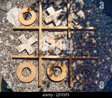 Jeu en bois TIC TAC TOE, gros plan - jeu en bois texturé TIC-tac-TOE Banque D'Images