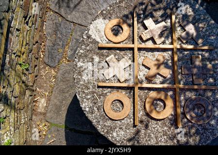 Jeu en bois TIC TAC TOE, gros plan - jeu en bois texturé TIC-tac-TOE Banque D'Images