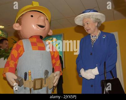 Photo du dossier datée du 14/07/2004 de la réunion de la reine Elizabeth II 'Bob le constructeur' un personnage de divertissement pour enfants créé par Hit Entertainment, quand la reine a visité leurs bureaux à Londres. La Reine est décédée pacifiquement à Balmoral cet après-midi, a annoncé Buckingham Palace. Date de publication : jeudi 8 septembre 2022. Banque D'Images