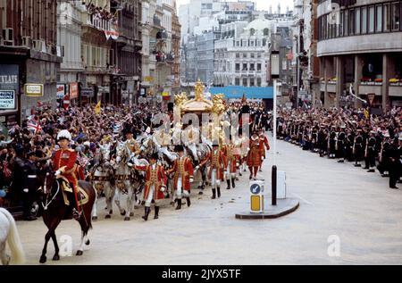 Photo du dossier datée du 07/06/1977 de l'entraîneur d'État d'or avec la reine Elizabeth II et le duc d'Édimbourg, en calèche jusqu'à la colline de Ludgate pour assister à un service spécial d'action de grâces pour le Jubilé d'argent. La Reine est décédée pacifiquement à Balmoral cet après-midi, a annoncé Buckingham Palace. Date de publication : jeudi 8 septembre 2022. Banque D'Images