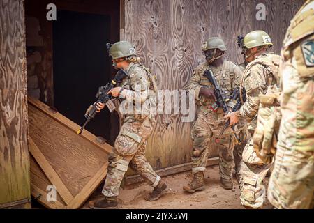 Fort Benning, Géorgie, États-Unis. 27th août 2022. Les soldats d'infanterie de l'armée américaine en formation affectés à la Compagnie Alpha, 2nd Bataillon, 58th Infantry Regiment, 198th Brigade d'infanterie, travaillent ensemble pour nettoyer les bâtiments pendant les opérations militaires en terrain urbanisé (MOUT) lors de leur entraînement final FTX Augustust 29th, 2022, sur fort Benning, GA. Crédit: Armée américaine/ZUMA Press Wire Service/ZUMAPRESS.com/Alamy Live News Banque D'Images