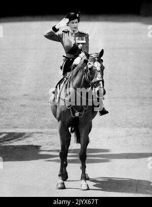 Photo du dossier datée du 05/06/1952 du premier Trooping de la Reine Elizabeth II en tant que Reine. La Reine est décédée pacifiquement à Balmoral cet après-midi, a annoncé Buckingham Palace. Date de publication : jeudi 8 septembre 2022. Banque D'Images