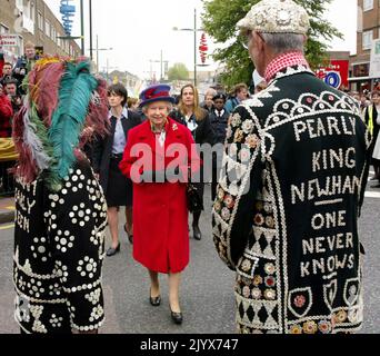 Photo du dossier datée du 09/05/2002 de la reine Elizabeth II rencontrant un roi et une reine pécher lors d'une visite à Green Street à Newham, dans l'est de Londres. La Reine est décédée pacifiquement à Balmoral cet après-midi, a annoncé Buckingham Palace. Date de publication : jeudi 8 septembre 2022. Banque D'Images