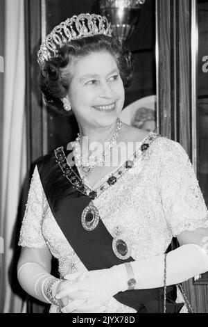 Photo du dossier datée du 27/03/1984 de la reine Elizabeth II arrivant pour un dîner d'État à Amman, en Jordanie. La Reine est décédée pacifiquement à Balmoral cet après-midi, a annoncé Buckingham Palace. Date de publication : jeudi 8 septembre 2022. Banque D'Images