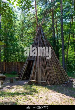 Pauvre à la tipi de canne, la reconstruction de la cabane de cuisine ou de la maison de fumée près de la version réelle d'une fortification Semigallien de 12th siècle sur le Ter voisin Banque D'Images