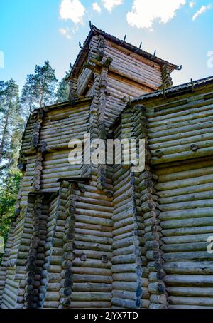 Version réelle d'une fortification semi-gallienne de 12th siècles sur le Tervete Hillfort voisin, en Lettonie. Château en bois de Tervete. Banque D'Images