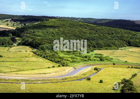 Vue aérienne de la rivière Cuckmere pendant un après-midi d'été, East Sussex, Angleterre Banque D'Images